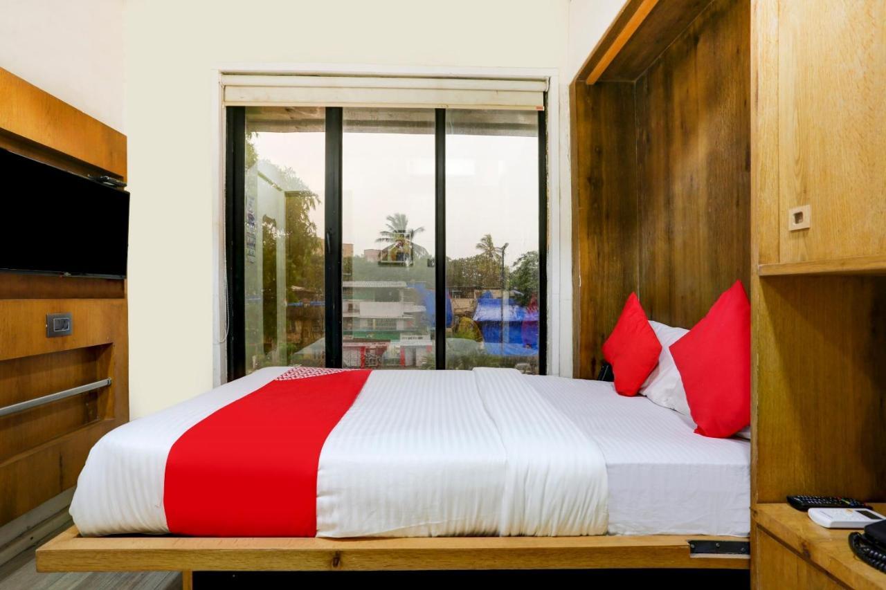 Oyo 81549 Hotel Elegance Nx Мумбай Екстериор снимка