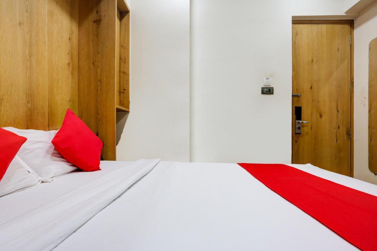 Oyo 81549 Hotel Elegance Nx Мумбай Екстериор снимка