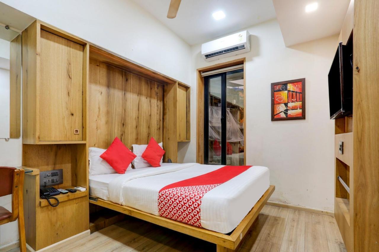 Oyo 81549 Hotel Elegance Nx Мумбай Екстериор снимка