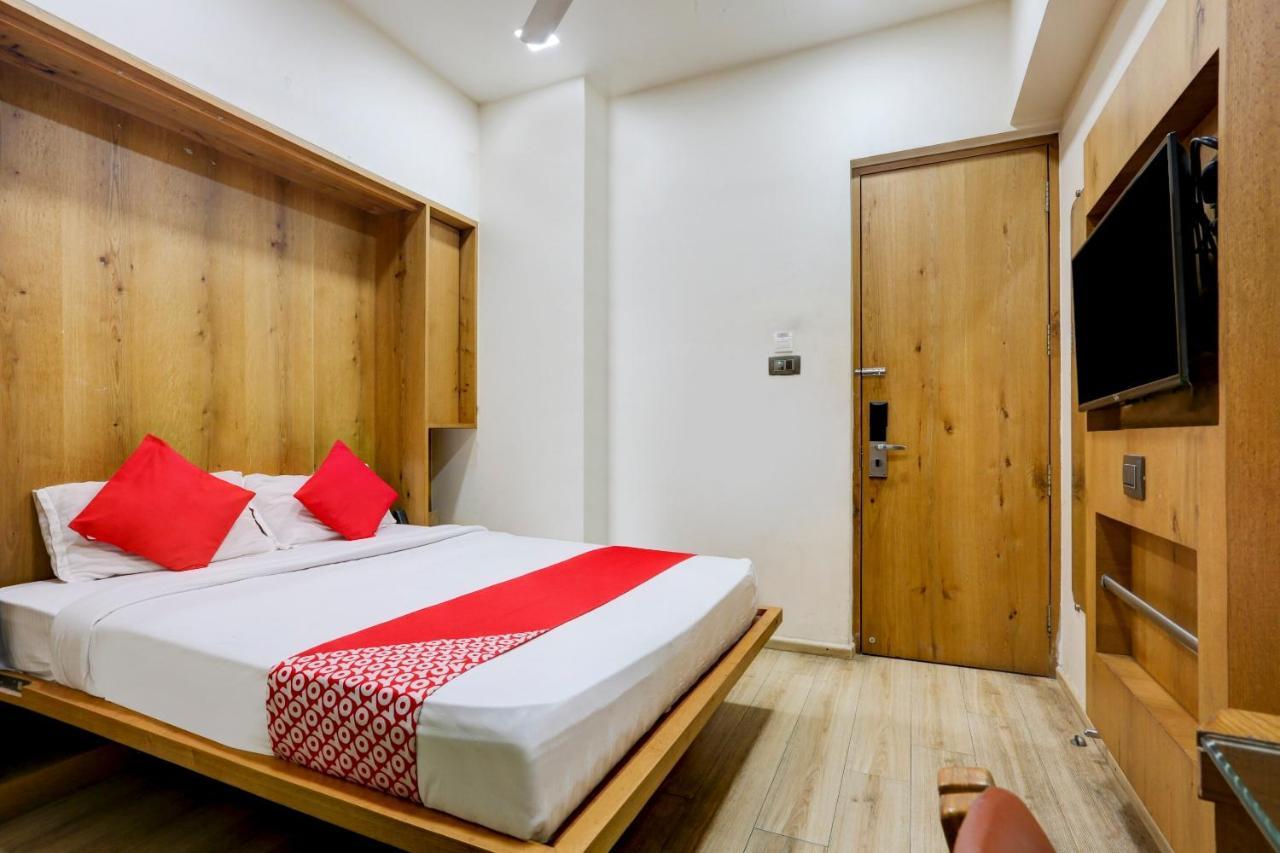 Oyo 81549 Hotel Elegance Nx Мумбай Екстериор снимка