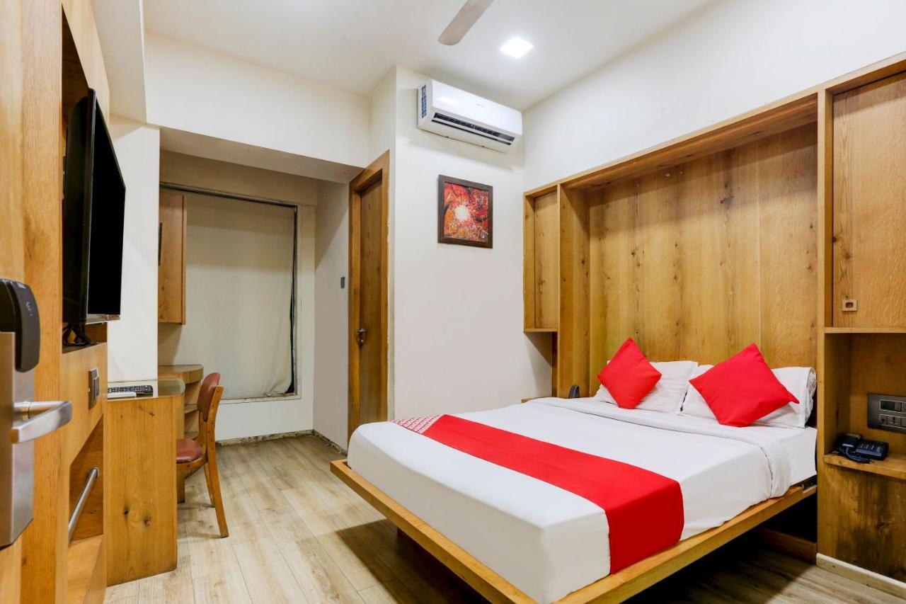 Oyo 81549 Hotel Elegance Nx Мумбай Екстериор снимка