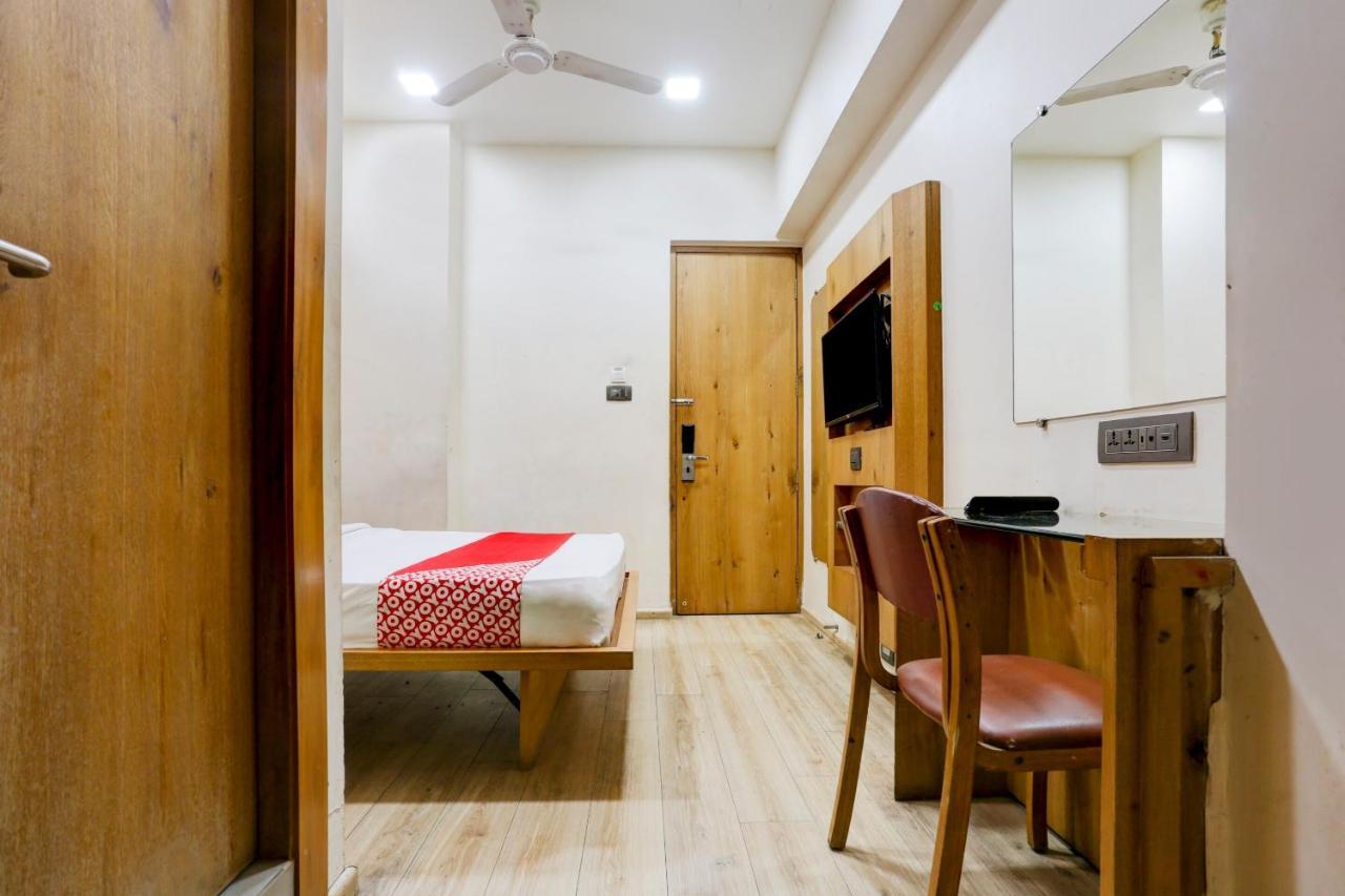 Oyo 81549 Hotel Elegance Nx Мумбай Екстериор снимка