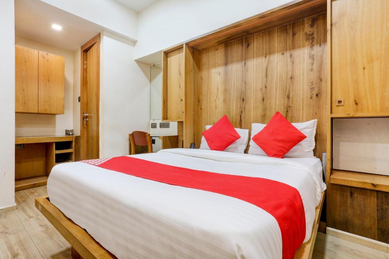 Oyo 81549 Hotel Elegance Nx Мумбай Екстериор снимка