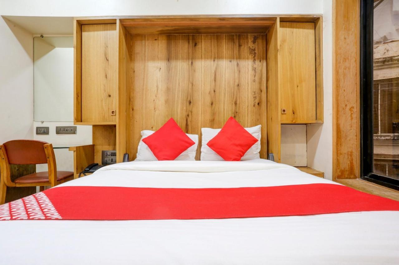 Oyo 81549 Hotel Elegance Nx Мумбай Екстериор снимка